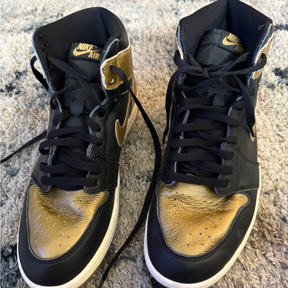 🔥 Nike Air Jordan 1 Mid – Black & Metallic Gold – Men’s Size 12 🔥